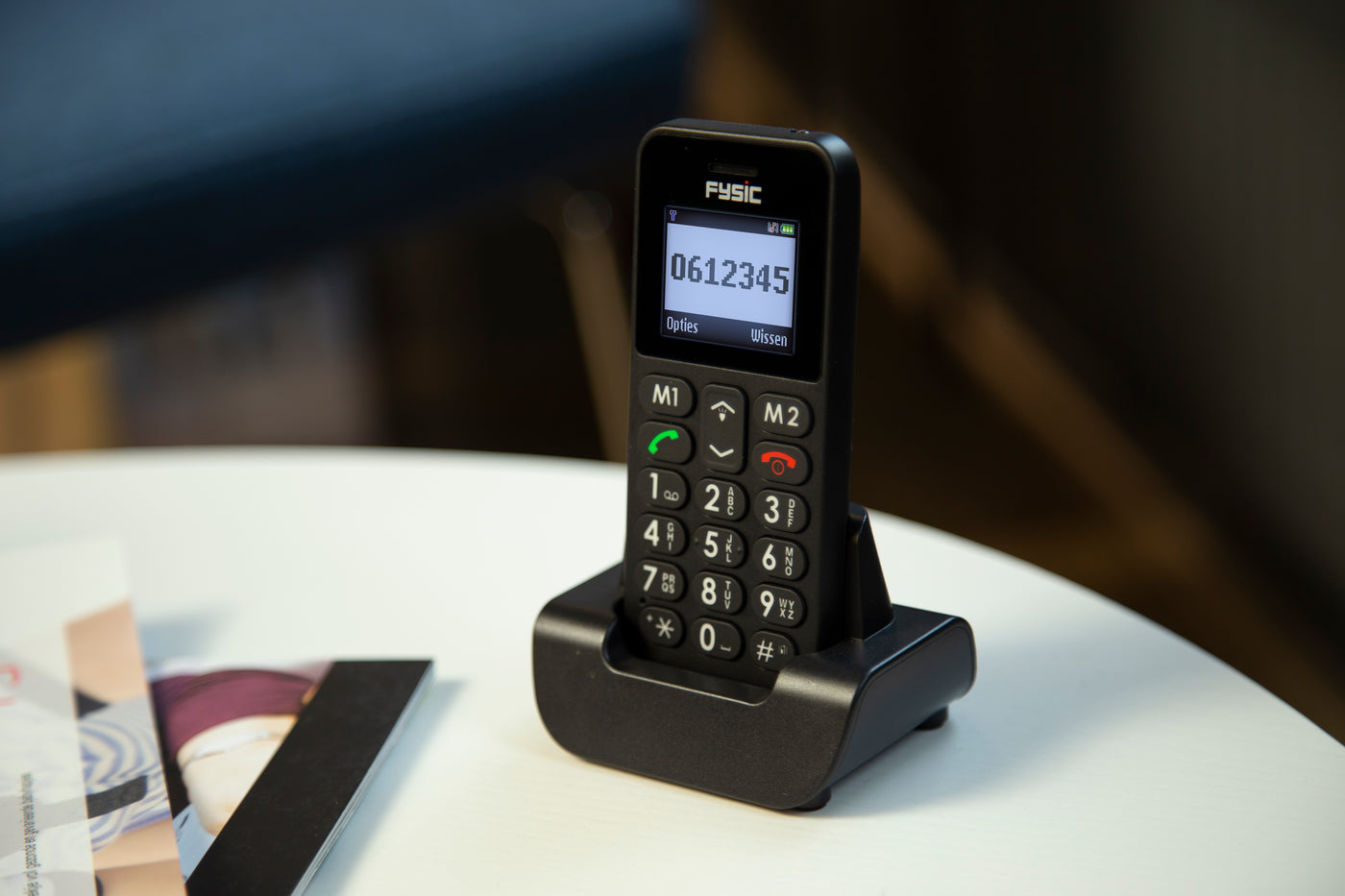 Fysic FM-6700 - Eenvoudige mobiele telefoon voor senioren met SOS paniekknop, zwart