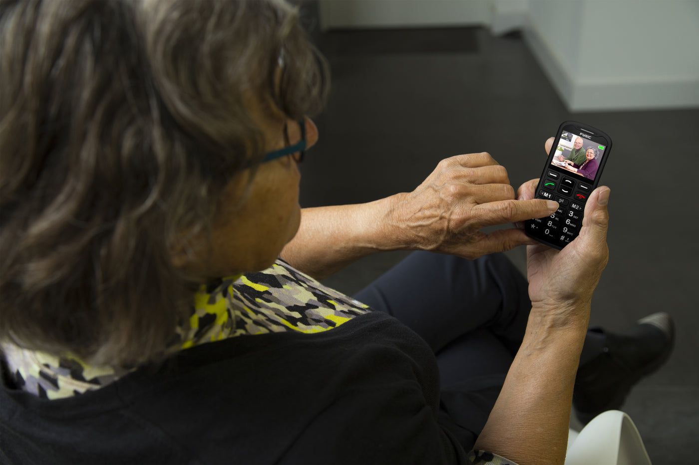 Fysic F10 - Eenvoudige mobiele telefoon voor senioren met SOS paniekknop, zwart